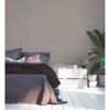 Schlafzimmer mit Bett, Nachttisch und Pflanze