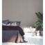 Schlafzimmer mit Bett, Nachttisch und Pflanze