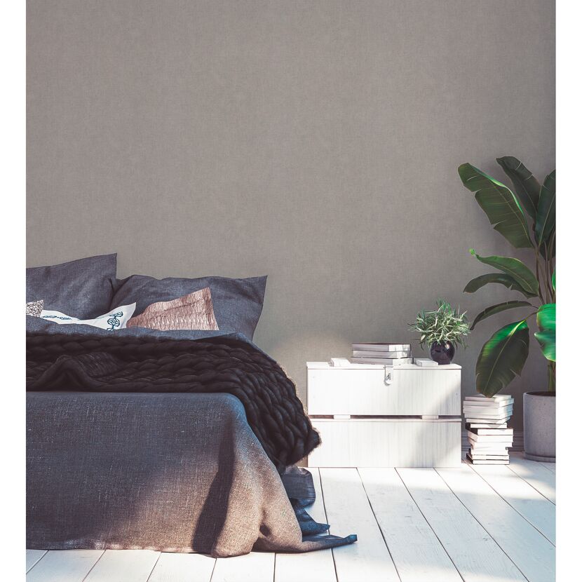 Schlafzimmer mit Bett, Nachttisch und Pflanze