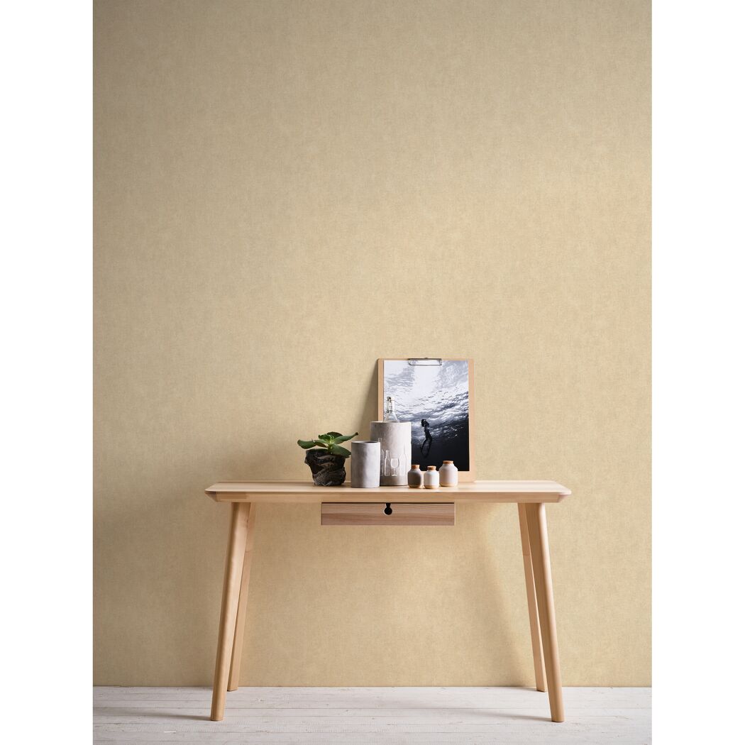 Beige Vliestapete Hygge 2 mit Holztisch
