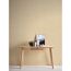 Beige Vliestapete Hygge 2 mit Holztisch