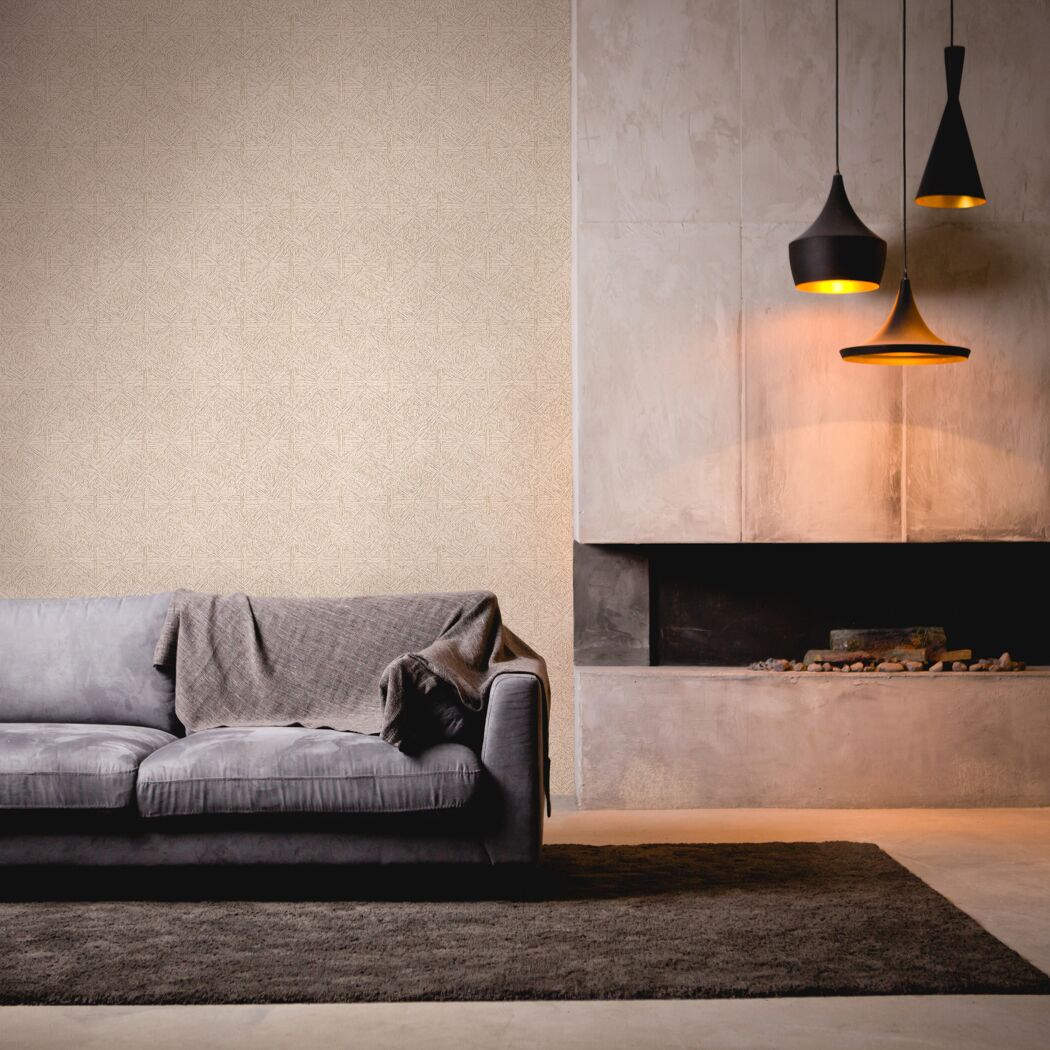Wohnzimmer mit grauem Sofa, Kamin und drei Hängelampen