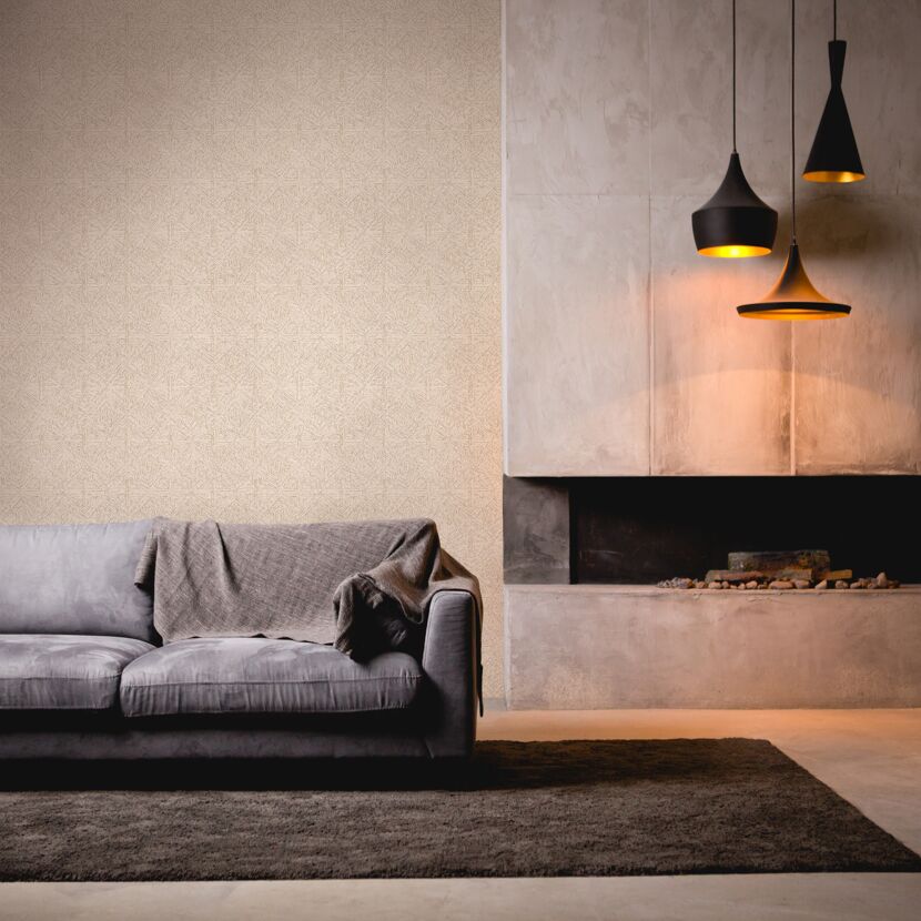 Wohnzimmer mit grauem Sofa, Kamin und drei Hängelampen