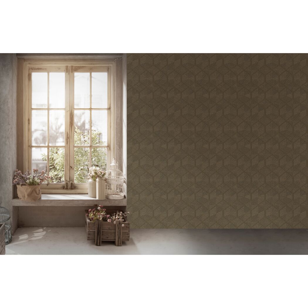 Fensterbank mit Deko vor brauner Wand mit geometrischem Muster