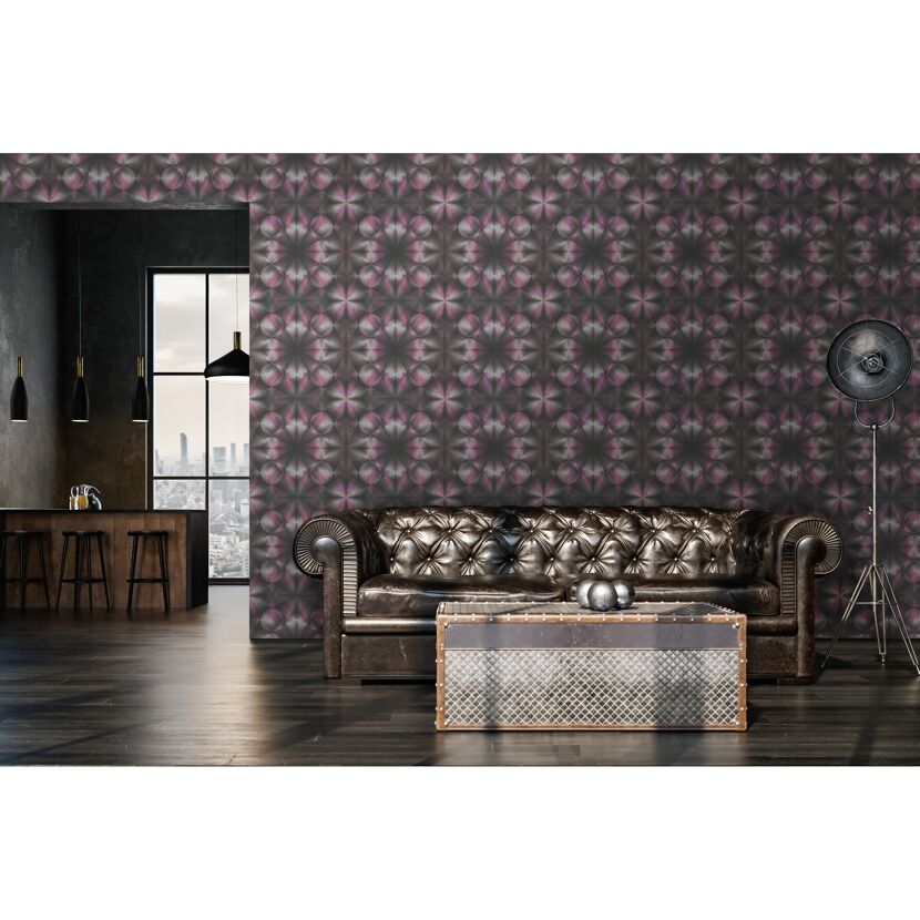 Wohnzimmer mit graphisch gemusterter Tapete in Lila und Schwarz