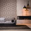 Wohnzimmer mit grauer Couch, gemusterter Wand und Kamin