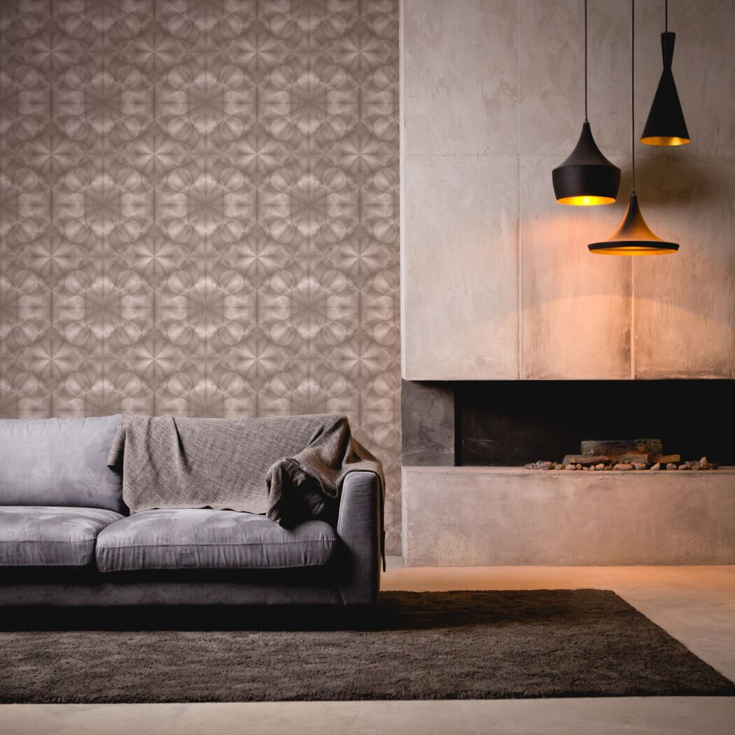Wohnzimmer mit grauer Couch, gemusterter Wand und Kamin
