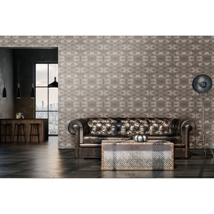 Wohnzimmer mit graphisch gemusterter Tapete und Ledersofa