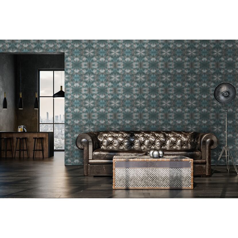 Wohnzimmer mit blauer Grafik-Tapete und Ledersofa