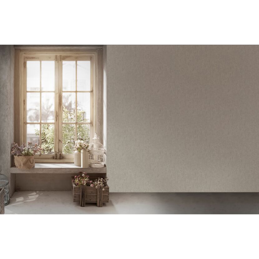 Fensterbank mit Dekoration und Blumen