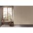 Fensterbank mit Blumen und Deko vor beigefarbener Wand
