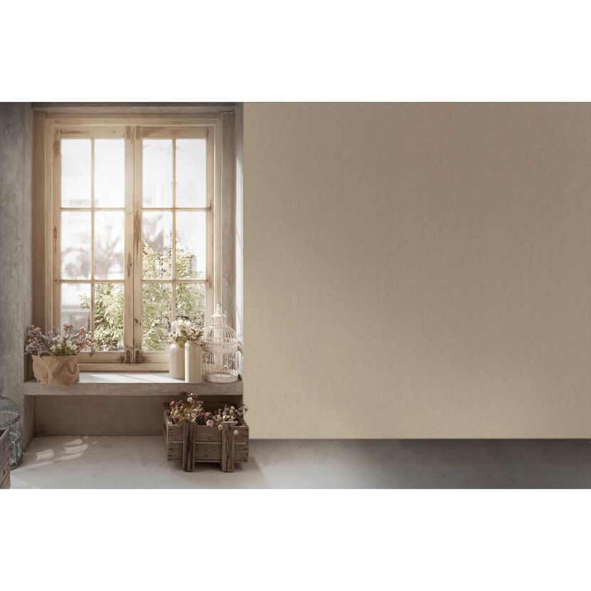 Fensterbank mit Blumen und Deko vor beigefarbener Wand