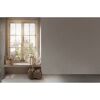 Fensterbank mit Blumen und Deko, Vliestapete Betonoptik an der Wand