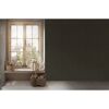 Fensterbank mit Blumen und Dekoration
