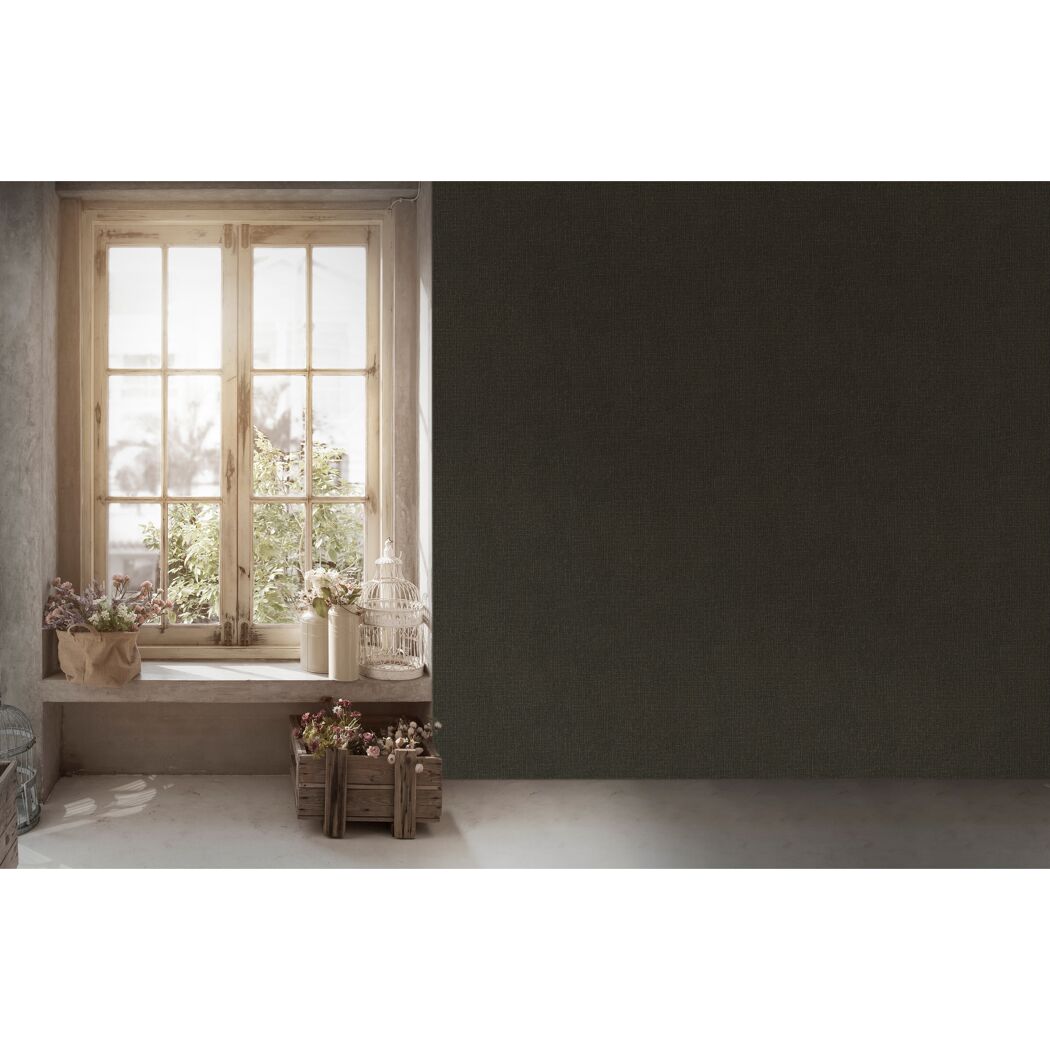 Fensterbank mit Blumen und Dekoration