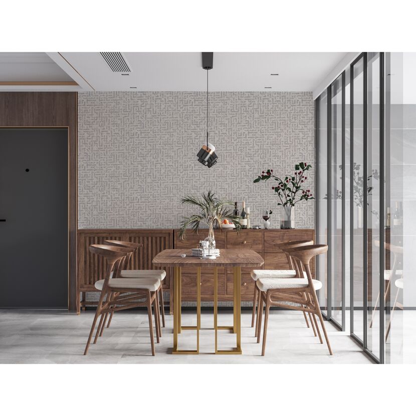 Esszimmer mit gemusterter Tapete und Holzmöbeln