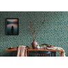 Esszimmer mit grafisch gemusterter Tapete in Petrol und Beige