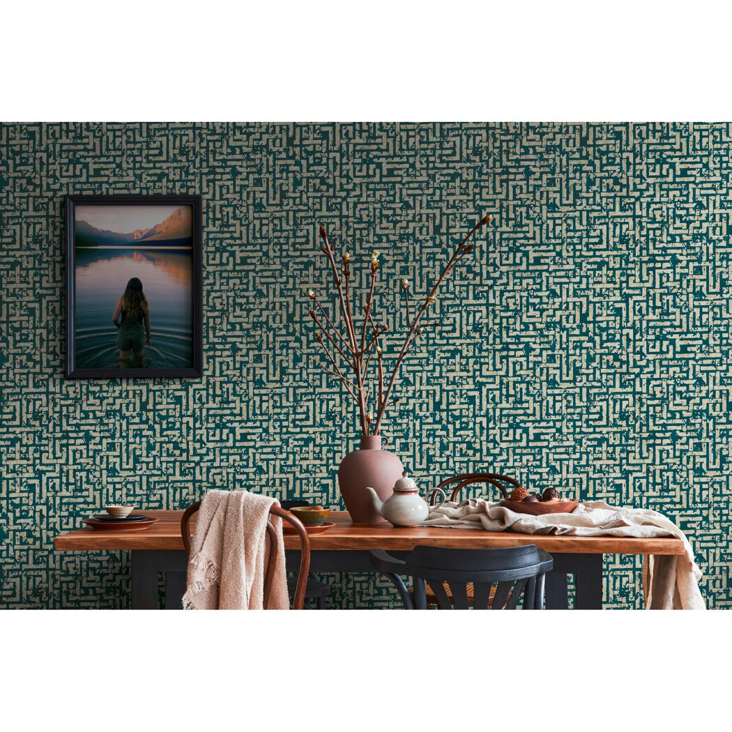 Esszimmer mit grafisch gemusterter Tapete in Petrol und Beige