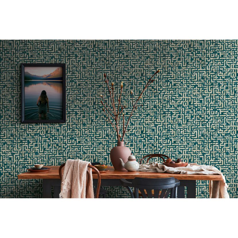 Esszimmer mit grafisch gemusterter Tapete in Petrol und Beige