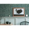 Blaue grafisch gemusterte Vliestapete an der Wand