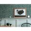 Blaue grafisch gemusterte Vliestapete an der Wand