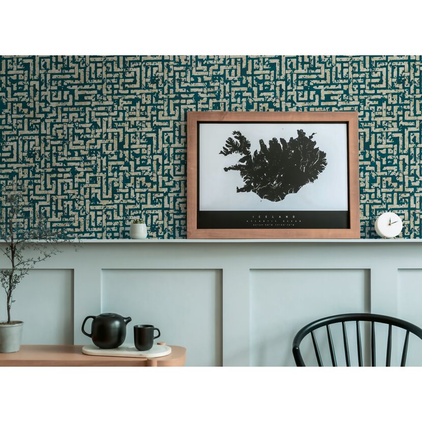 Blaue grafisch gemusterte Vliestapete an der Wand