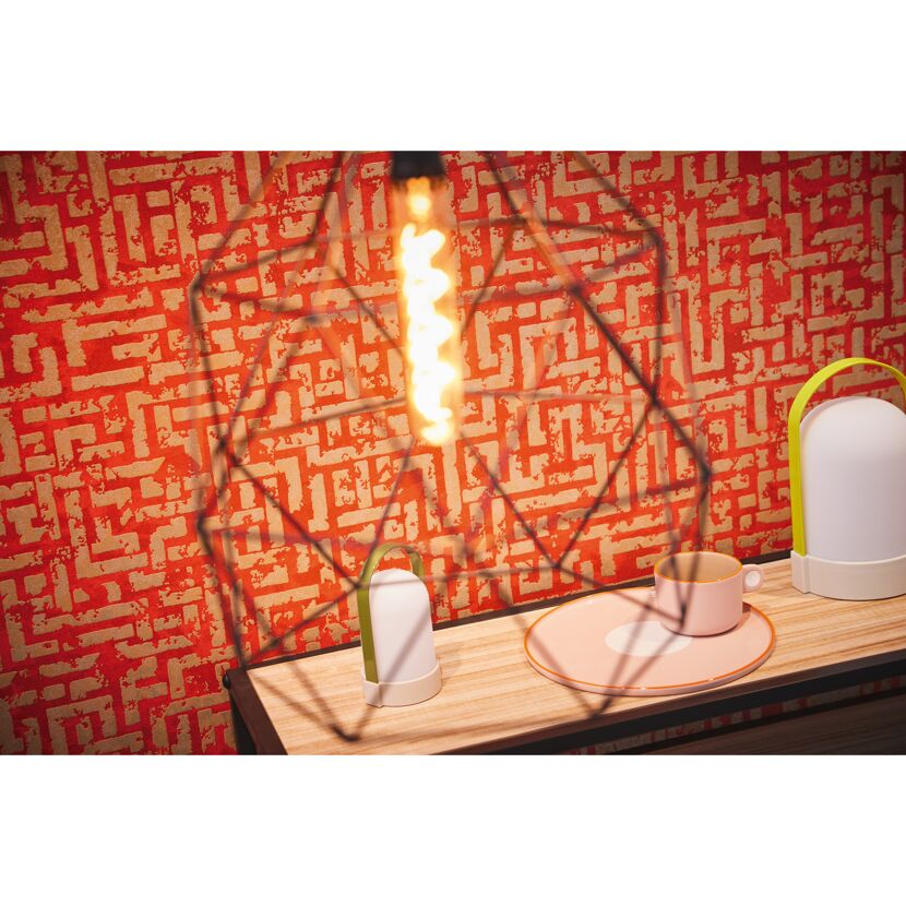 Wohnzimmer mit roter Tapete mit grafischem Muster