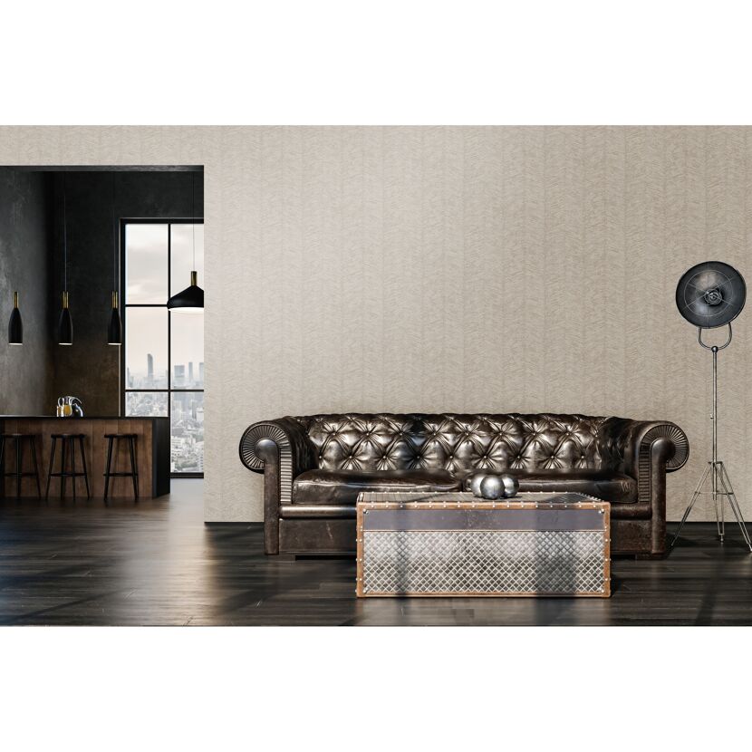 Wohnzimmer mit beige gemusterter Vliestapete und Ledersofa