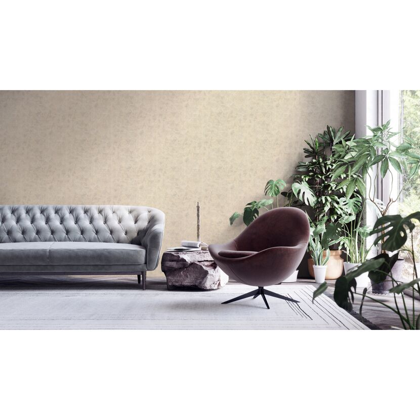 Wohnzimmer mit beiger Tapete, Sofa und Sessel