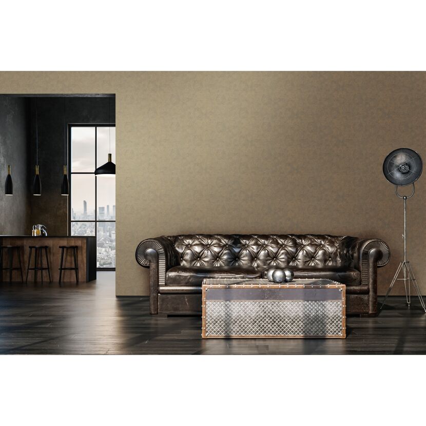 Wohnzimmer mit goldfarbener Tapete und Ledersofa