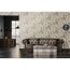 Wohnzimmer mit gold-blauer Blumentapete und Ledersofa