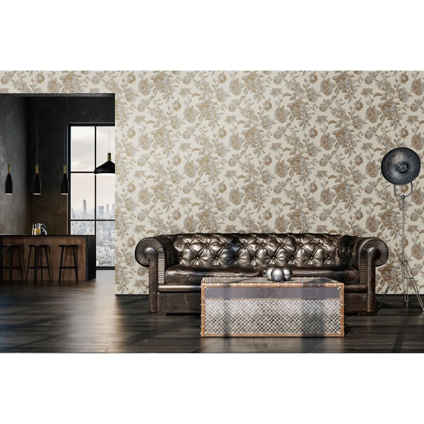 Wohnzimmer mit gold-blauer Blumentapete und Ledersofa