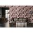 Wohnzimmer mit roter Blumentapete und Ledersofa
