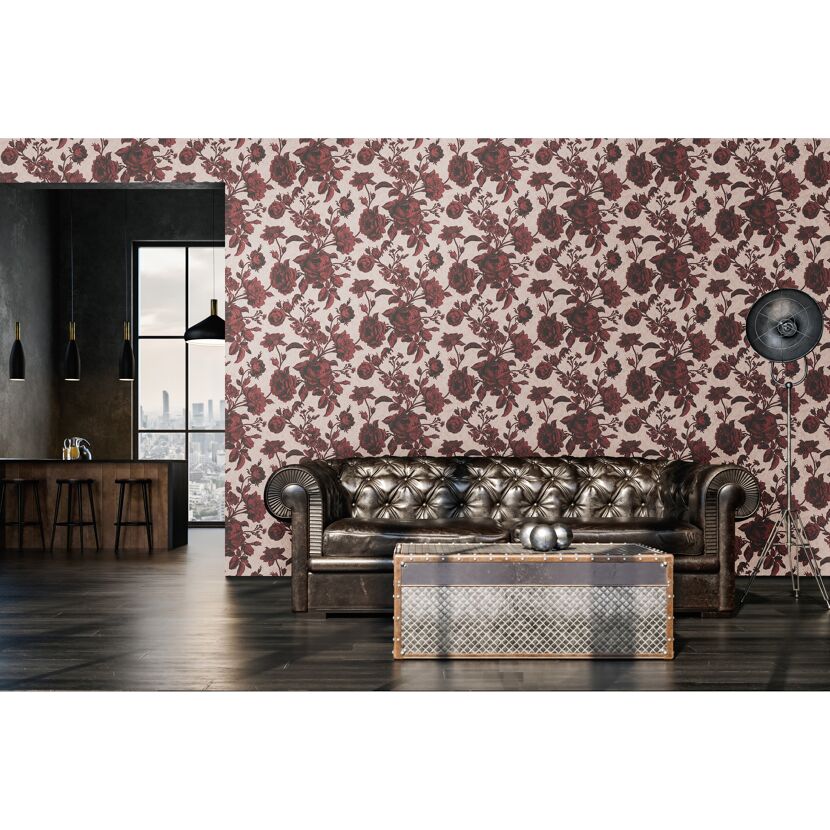 Wohnzimmer mit roter Blumentapete und Ledersofa