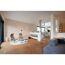 Modern eingerichtetes Wohnzimmer mit Kamin