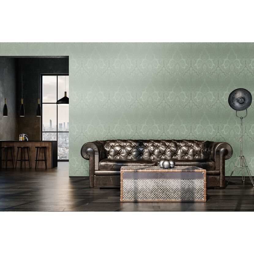 Wohnzimmer mit grüner Barocktapete und Ledersofa