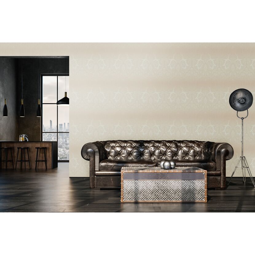 Wohnzimmer mit beiger Barocktapete, Ledersofa und metallischem Couchtisch