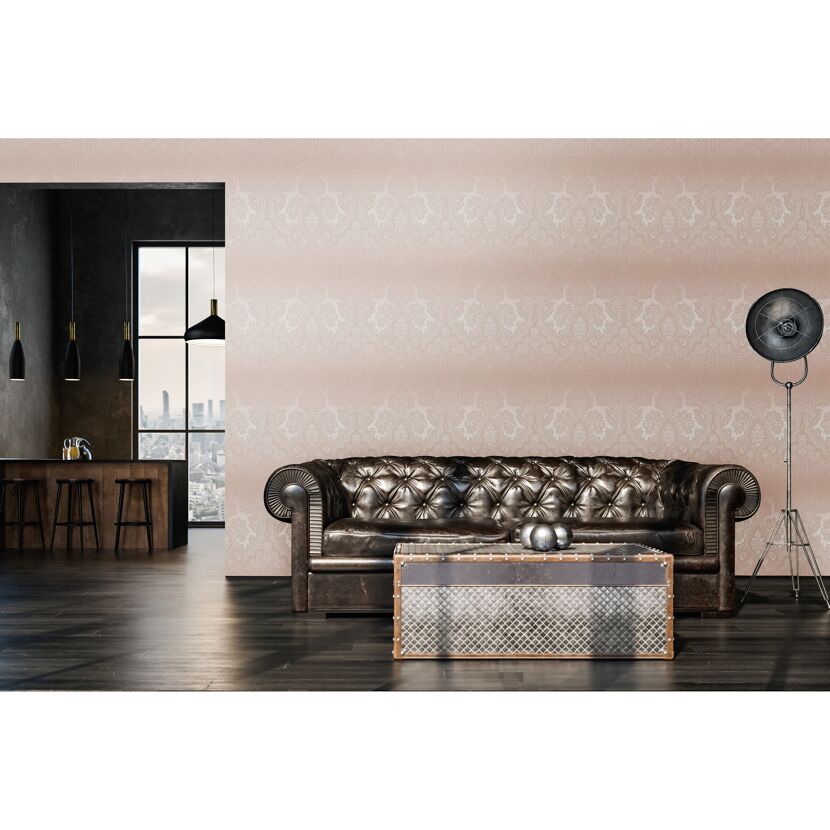 Wohnzimmer mit Barocktapete in Beige