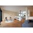 Modernes Wohnzimmer mit Kamin und Essbereich