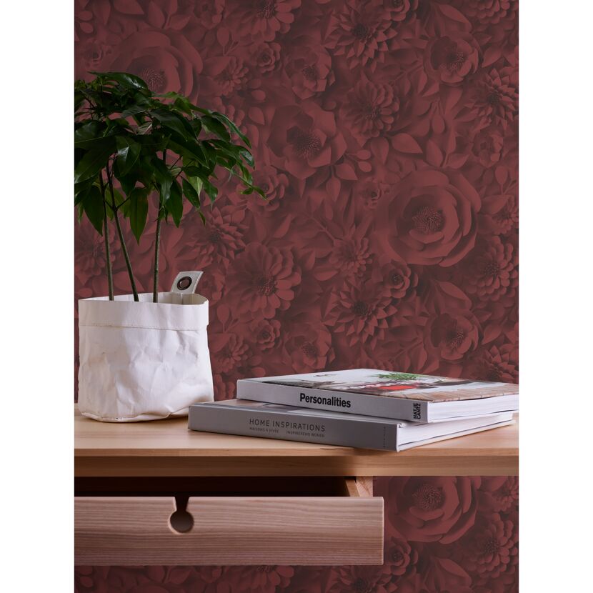 Zimmerecke mit weinroter Blumentapete, Pflanze und Büchern