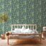 Schlafzimmer mit tropischer Tapete