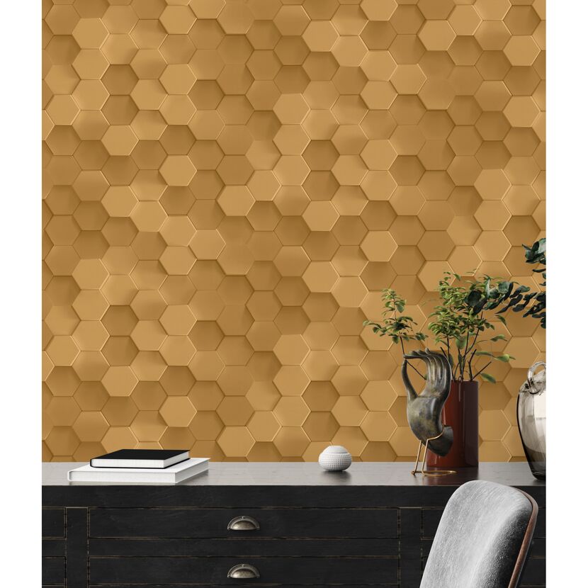 Goldene Tapete mit Wabenmuster an der Wand