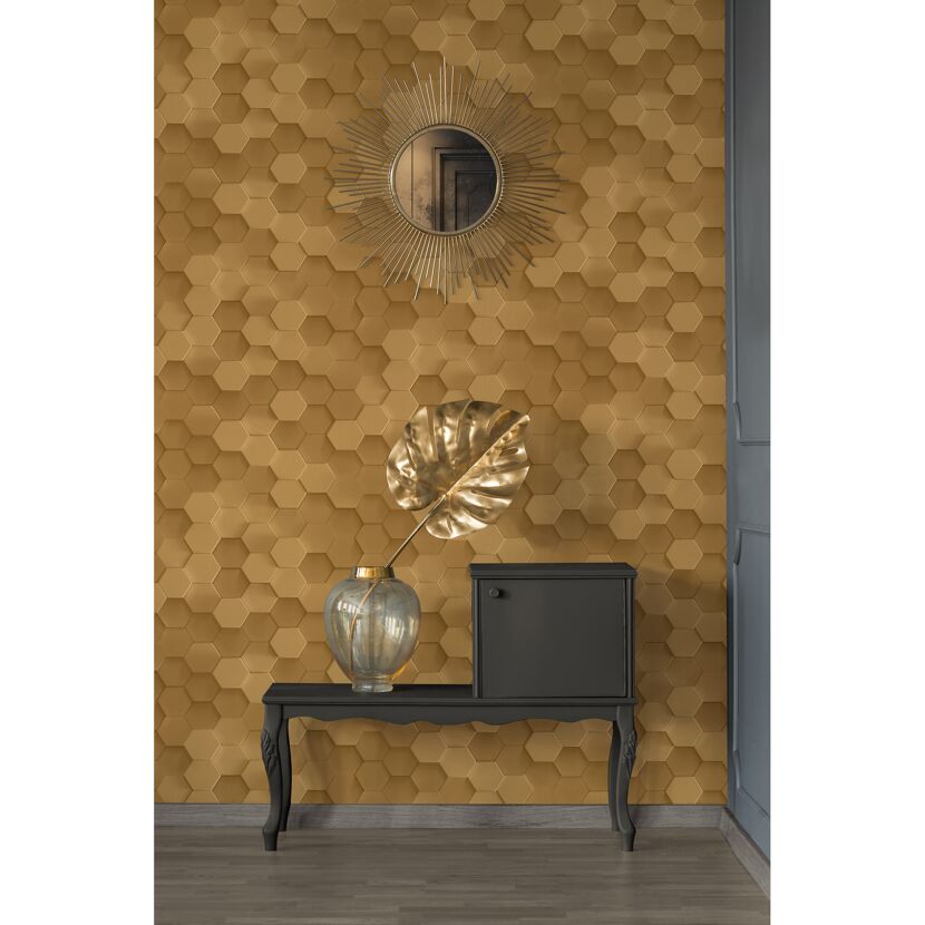 Konsolentisch mit goldener Vase und Spiegel vor goldener Wabenwand.