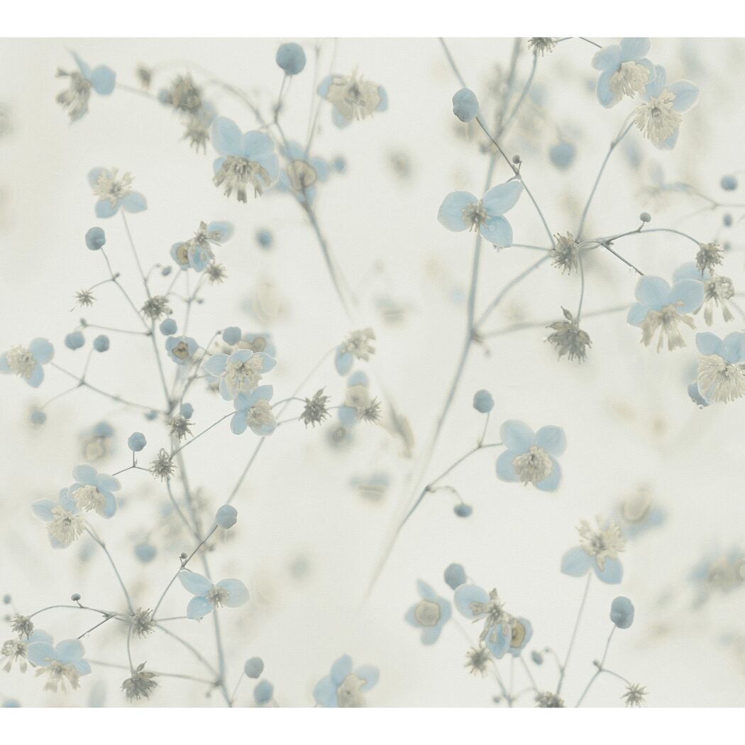 Blaue und beige Blumen auf weißem Hintergrund.