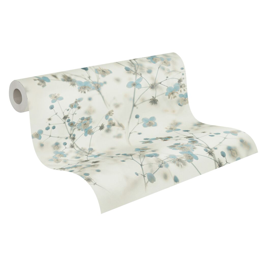 Vliestapete mit blauem Blumenmuster auf cremefarbenem Hintergrund