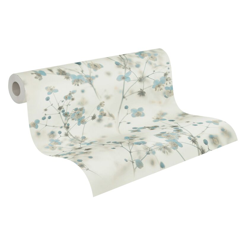 Vliestapete mit blauem Blumenmuster auf cremefarbenem Hintergrund