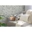 Gemütliches Wohnzimmer mit Blumentapete und beiger Couch