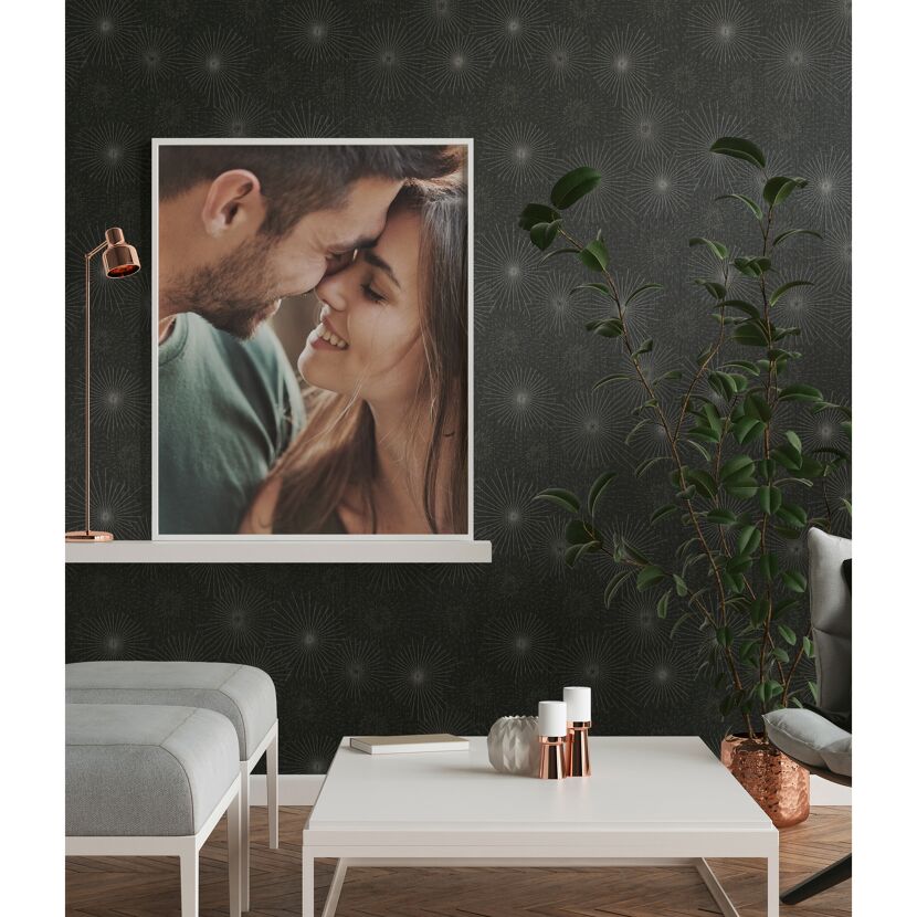 Wohnzimmer mit gerahmtem Foto eines Paares