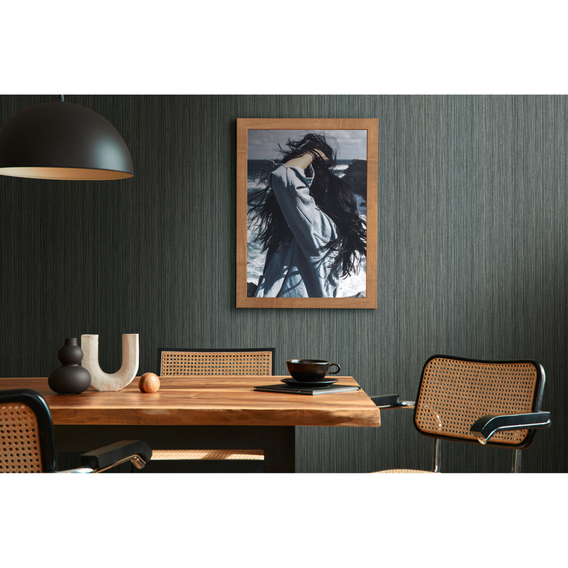 Person am Esstisch mit Foto an der Wand