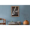 Wohnzimmer mit New Yorker Stadtplan an blauer Wand.